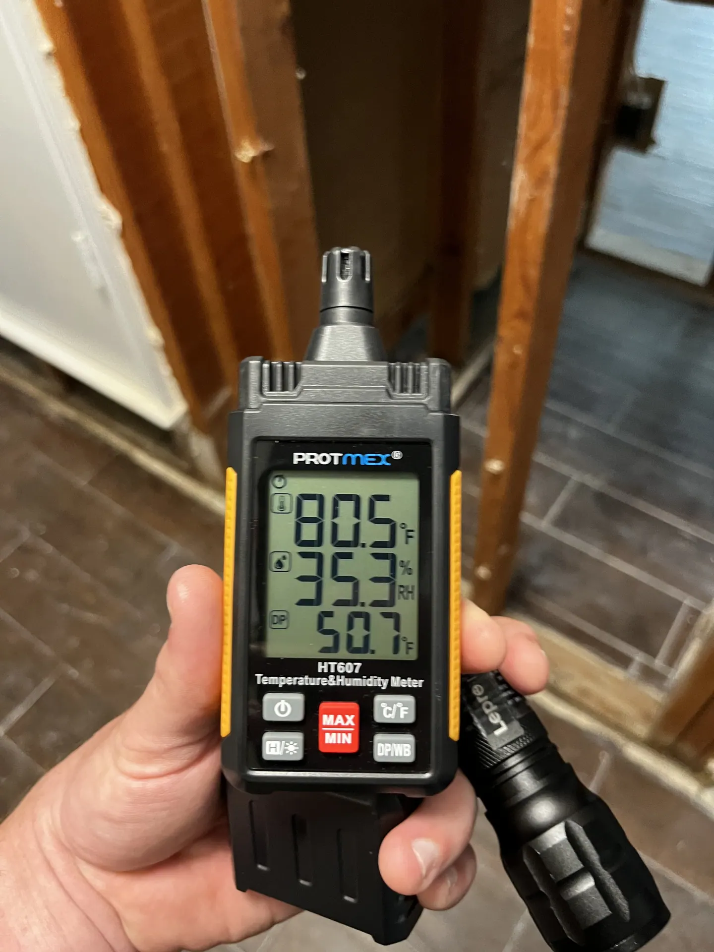 Instrument showing 80.5 degrees Fahrenheit, 35.3 percent relative humidity and a 50.7 degree dew point during assessment